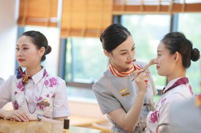 重慶:"空姐""動姐"攜手開展服務禮儀培訓備戰暑運